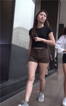 漂亮的热裤小姐姐