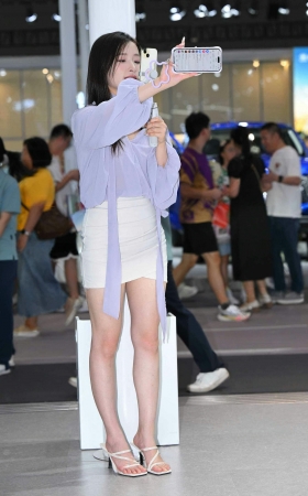 2562-48-67√牛奶白美腿美足主播 9P