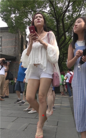透视装热裤裸腿美女
