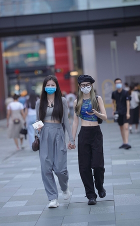 牛仔裙美腿