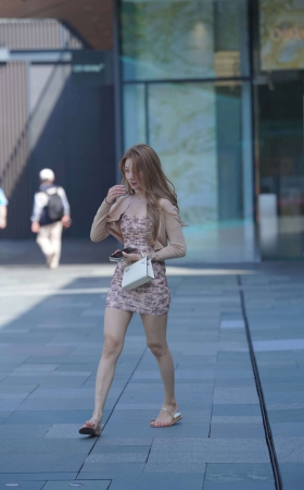 街拍紧身包臀裙小妞 [17P]
