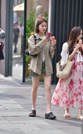 街拍美腿凉拖姐妹 [18P]