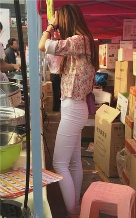 街拍碎花衬衫紧身白裤小妹 [474 MB]