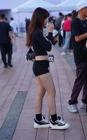 斑点热裤少女 240416-1