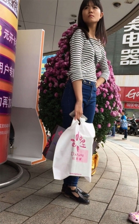 苗条身材紧身蓝色牛仔裤MM