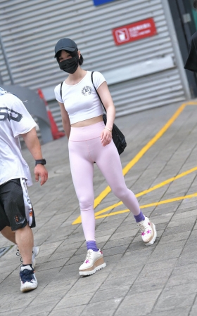 街拍粉色紧身裤美眉 [19P]