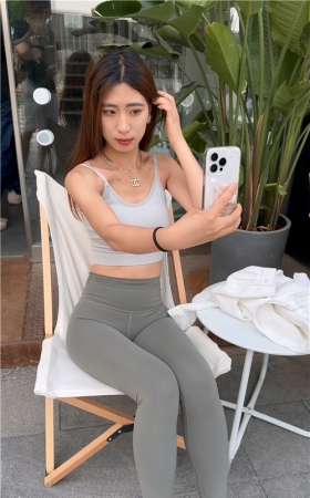 绿色瑜伽裤美女