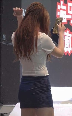颜值身材都超级棒的showgirl，包臀裙配高跟鞋更赞。