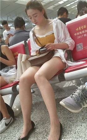 4k超清，候车室街拍白皙大长腿美女姐姐，颜值爆表腿长身…