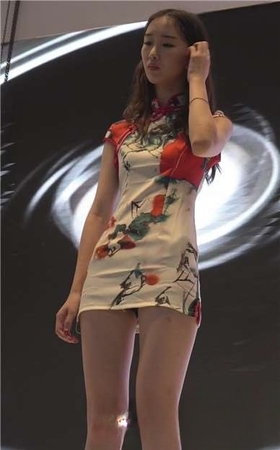 舞台上的长腿碎花裙showgirl，裙子太短安全裤露出。