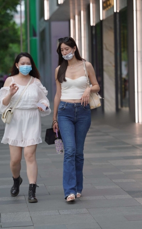 街拍牛仔长裤美女 [18P]