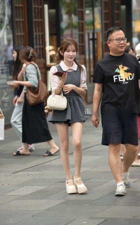 街拍喜欢穿R丝的甜美小妞 [21P]