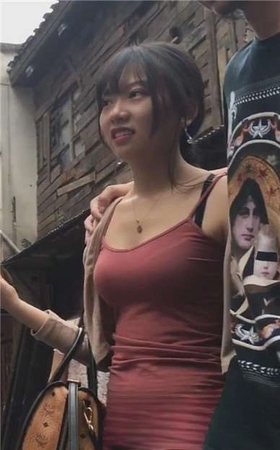 街拍跟拍酒红色包臀裙美眉 [1.16 GB]