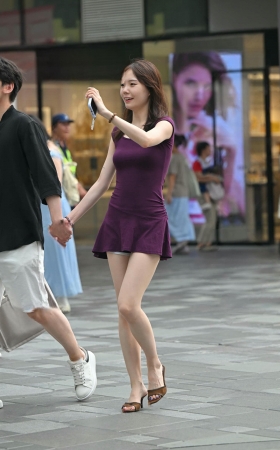 街拍紫色裙美腿气质女友 [19P]