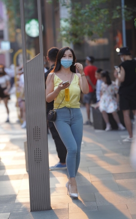 丰腴牛仔裤美女