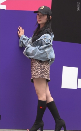 戴着鸭舌帽的豹纹裙美女