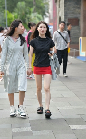 街拍小红短裙小姐姐跟闺蜜牵手逛街 [17P]