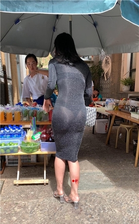 （视频）黑色裹身长裙美女