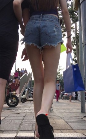 热裤牛仔长腿妹子