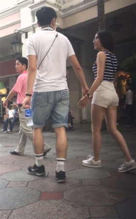白色短裤美女