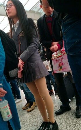 排队买票的肉丝美女