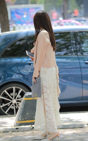 白色长裙美女
