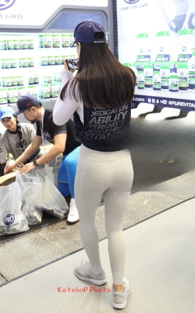 灰色运动裤美女体形态真美 [10P]