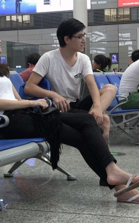 高铁站等车的裸足人字拖美女