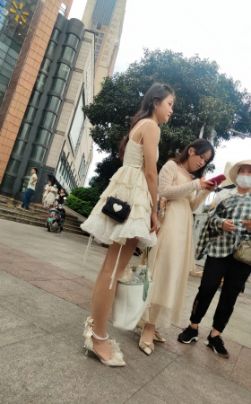 街拍连衣裙rou丝高跟小妹 [2P]