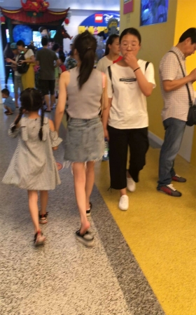 牛仔裙眼镜少妇带娃逛街