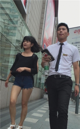 小巧玲珑的热裤蓝牛美女