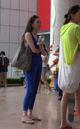 穿着有气质的人字拖美女