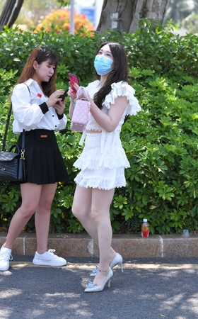 白短裙高跟鞋美女