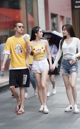 热裤美眉
