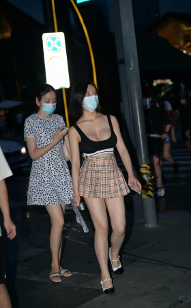 偶遇超短裙美腿短裙美眉 [20P]