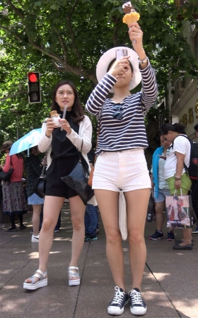 爱摄影的超短热裤太阳帽街拍美女