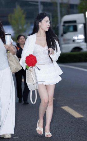 LB323-31P 成都车展-美胸礼仪小姐姐下班拍美腿 6P
