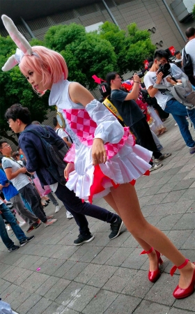 玩cosplay装扮兔女郎的二次元青春少女