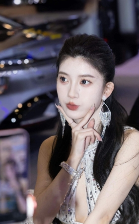 250328-41=82 性感深V美胸网红BB酱 10P