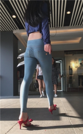 露腰牛仔长裤妹子
