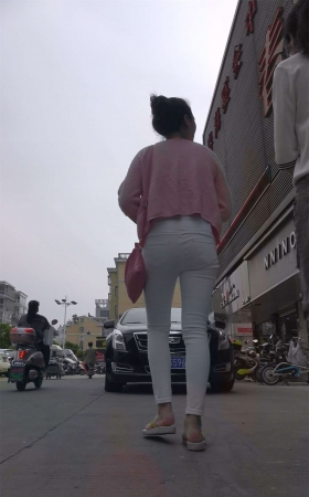 紧身白裤粉衣丸子头小美女