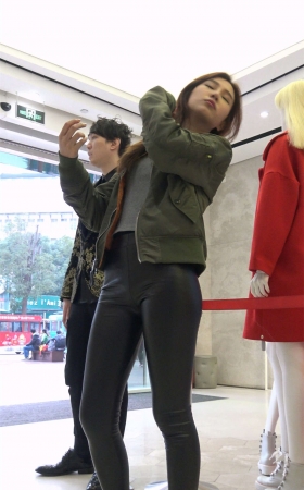 紧身皮裤美丽小姐姐买衣服