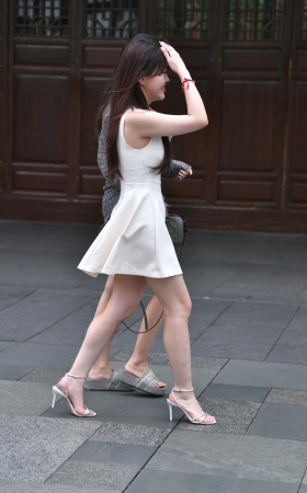 街拍气质白裙凉高小仙女 [16P]