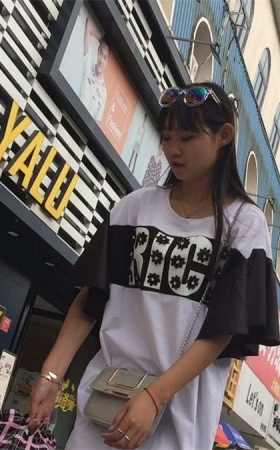 气质秀街拍白色短裤妹妹身材极好