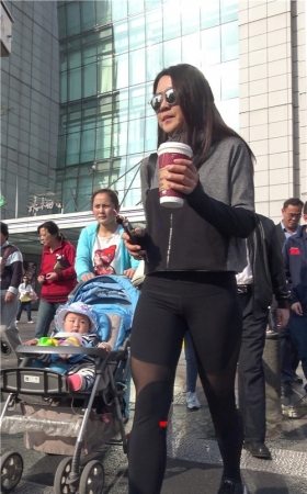 黑色紧身裤丰腴妹子