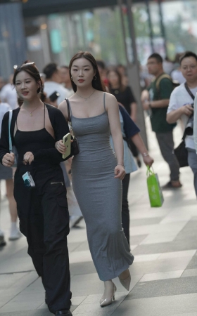街拍灰色吊带裙美眉 [19P]