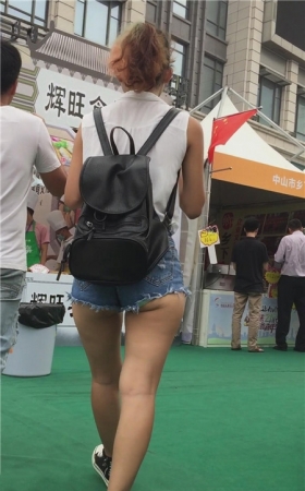 背着黑色双肩包的月牙妹子