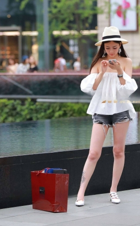 性感 裹胸 白皙美腿 美眉 [23P]