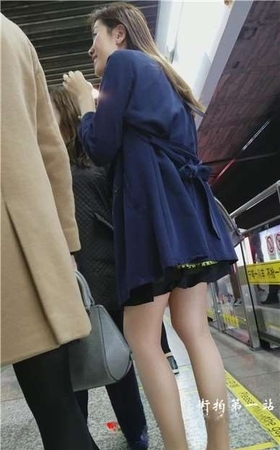 地铁站偶遇长腿肉丝袜美女姐姐