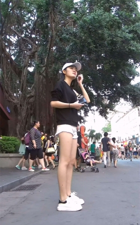 白短热裤苗条美腿鸭舌帽美女